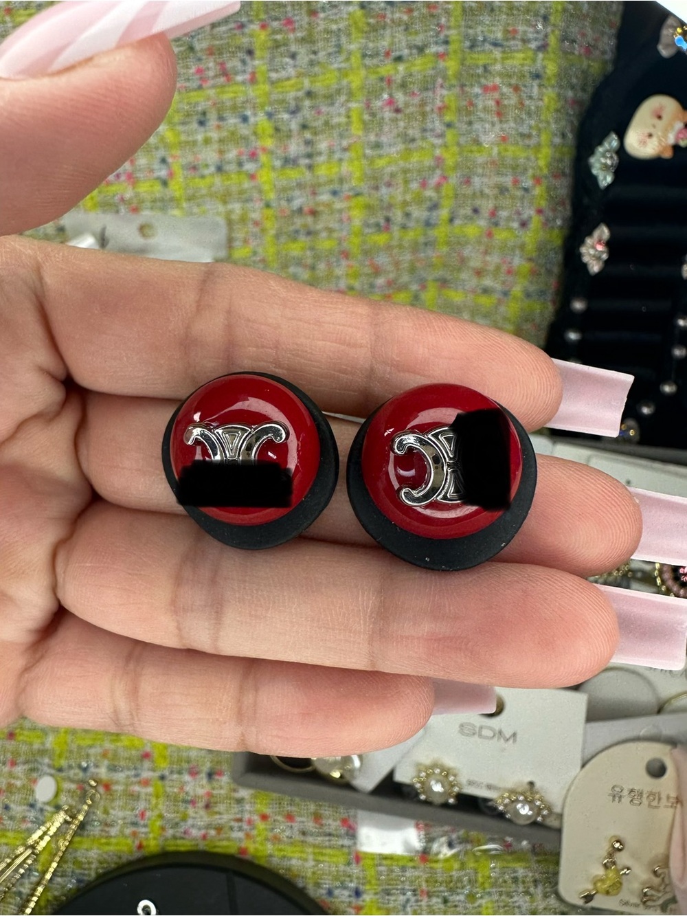 Red and Black Round erring